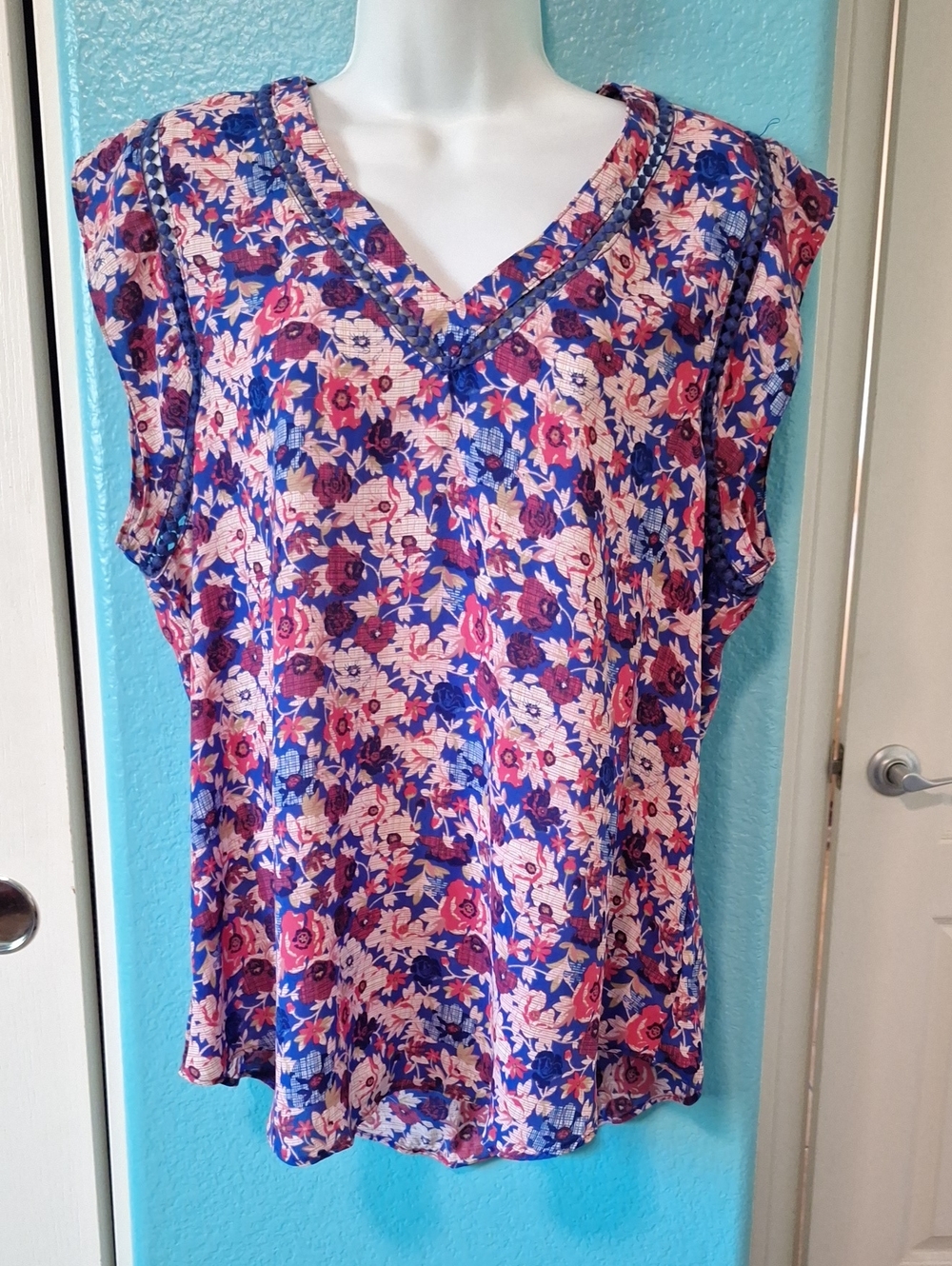 41 Hawthorn Floral V-Neck Sleeveless Blouse in Blue and Pink sz L